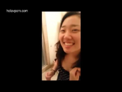 Junge asiatische Mädchen macht es mit ihrem Gummipuppe Lack