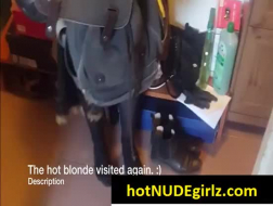 Blonde Hausfrau trägt Freundische Strapse mit Spielzeug