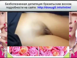 Girl mit reifen Brüsten masturbiert ihre haarige Pussy