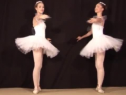 Grote schoolmeisje ballerina zuigt lul