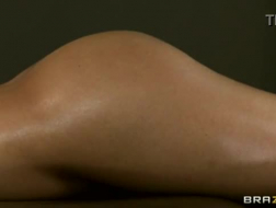 Asa Akira zerżnięta przez masażystę w jednej z najlepszych pozycji w historii