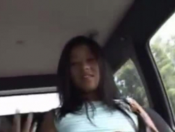 Bedårende asiatisk bussjåfør skyver fingrene dypt i den våte, hårete kusse
