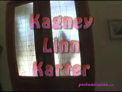Kagney Linn Karter está estirando su coño rosa con un consolador mientras se prepara para una buena follada