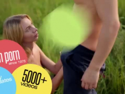 Morena adolescente magra com peitos pequenos raspou sua buceta para dar um bom titjob para seu meio-irmão