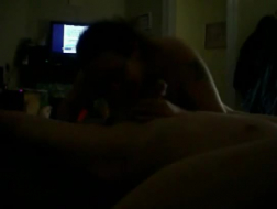 Pik blazende fetisj brunette geeft hoofd op webcam