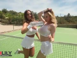 Gorąca tenisistka cheerleaderka bawi się bez majtek