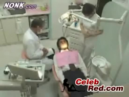 Вульгарная японская медсестра трахается у двери ванной