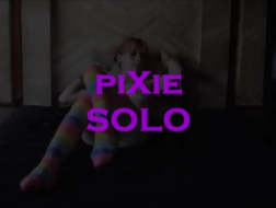 Pixie a deux jouets pour jouer et ils la réchauffent comme ils sont