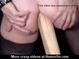 Una mujer asombrosa pone su cuerpo en un video en el asiento delantero, porque quiere compartir mientras monta una polla