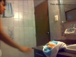 Um cara romeno com tesão chupa pau preto no banheiro e recebe uma gozada