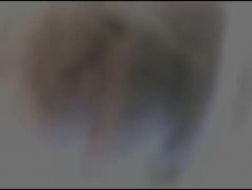 Une brune amateur, Kelsi Monroe joue avec sa chatte devant sa webcam