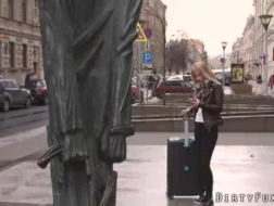 En russisk turist drar fordel av en ydmyket hore mens han besøker henne på et hotell