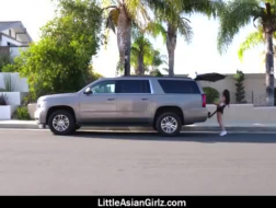 Pequeña niña asiática recibe un golpe durante un trío casual con su vecino casado y su esposa