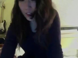 Une session de webcam avec Scarlett a été baguée avec un gode en verre, avant de se faire baiser