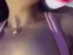 Chica tailandesa con pechos turgentes se la follan delante de la cámara, mientras está en el trastero