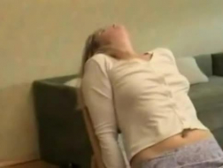 Mulher loira russa de biquíni azul está fazendo sexo brutal, no final da tarde