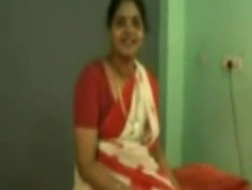 Une indienne se met à genoux et écarte doucement les jambes pour se faire baiser