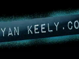 Ryan Keely er klar til å onanere på nettkameraet sitt, fordi hun er i ferd med å bli veldig kåt