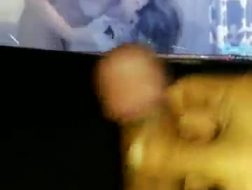 Remy LaCroix é uma gracinha de verdade, que gosta de brincar com sua buceta apertada na webcam