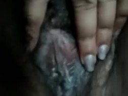 Пухлая девчонка с пирсингом в сосках и рыжими ногтями играет непослушное видео в надежде на член