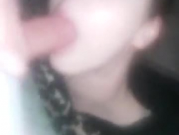 Sexy slut bruna giocando il suo strappare in webcam