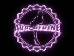 Ava Devine likt en zuigt masseur