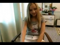 Słodka blond nastolatka Davia Snuka rozciąga swoją owłosioną cipkę, by zaimponować Malindi na kanapie
