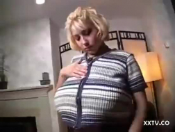 La zorra lesbiana Kiki Smith lame la enorme polla gorda de su compañera rubia porque le gusta