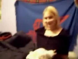 Blonde vriendin toont haar geweldige natte poesje op het bed