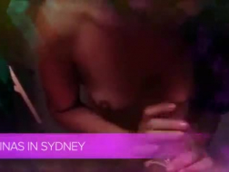 Sydney em lingerie erótica dá massagem no pau