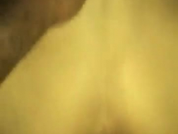 Un black baise oralement une brune salope en même temps, lors d'une orgie