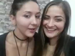 Dois adolescentes colombianos fazendo xixi e lambendo vagina