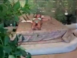 Hot teen, Briana Banks joue avec sa chatte rasée, dans la cour, avec un voisin corné