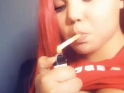 Sexy ibenholt røyking og suger pikk her