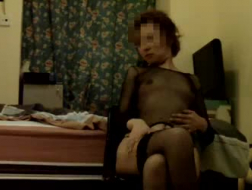 Una ragazza di classe filma mentre mostra la sua figa e il suo culo davanti alla telecamera nella palestra sul retro