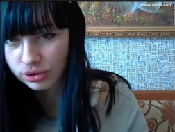 Aantrekkelijke Russische meid krijgt haar poesje gelikt terwijl ze maniakaal toekijkt hoe haar vriendin wordt geboord