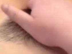 Krótkowłosa laska zostaje uderzona o ścianę podczas masturbacji zabawką swojej przyjaciółki