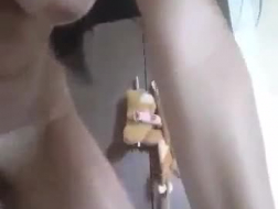 Amador peituda brincando com um brinquedo em um turista agachado