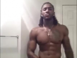 Homem negro musculoso está fazendo um vídeo de seu pau se preparando para explodir de prazer