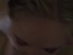 Russische blondine neemt een douche met haar nieuwe partner en geniet er van elke seconde