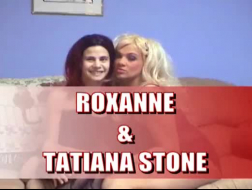Duas garotas lésbicas sexy, Nicole Aniston e Joanna Angel estão lambendo a doce buceta uma da outra