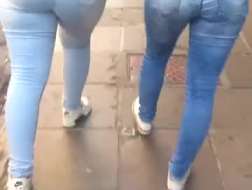 La studentessa in jeans si fa sbattere durante il suo primo anale