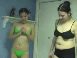Deux filles nues partageant un jouet