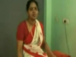 Une indienne se fait masser devant la caméra, dans son immense bureau
