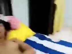 Sensueel Thais tienermeisje neemt de dikke keiharde lul van haar vriend diep in haar vuile keel