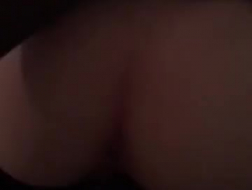 Ładna nastolatka zrobiła masaż dong swojemu nowemu klientowi, ponieważ jej cipka potrzebuje intensywnych, silnych orgazmów