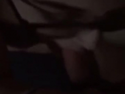 Bruna nerd sta ricevendo un massaggio rilassante nella sua camera da letto e non può smettere di urlare durante il sesso