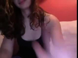 Bonita morena de grandes tetas, Foxy Conner le gusta desnudarse por completo, frente a la webcam