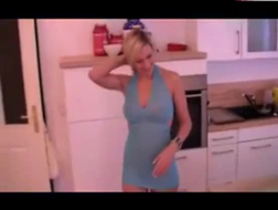 Vervelende blonde bitch draagt ​​hoge hakken terwijl haar vriend masturbeert met een vibrator