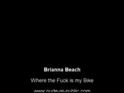Brianna Beach e la sua migliore amica stanno facendo l'amore con un ragazzo che gli piace molto